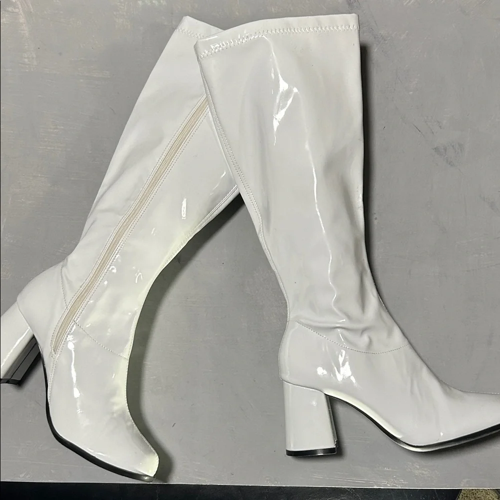 Sexy NWOT White Stretch Patent Leather Knee-High Heeled Go-Go Boots, Size 8 - Picture 1 of 13
